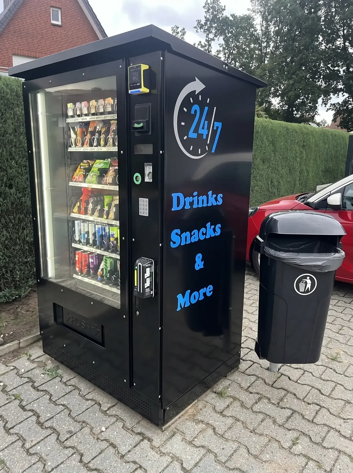 Robuster schwarzer Outdoor-Snackautomat von Automaten Service Zimmermann mit Überdachung